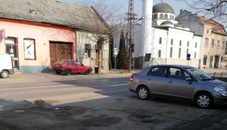 Parking i trotoar ispred ambulante 4