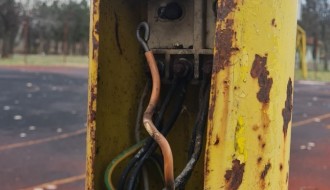 Otvorena kutija za struju na banderi kod OŠ "Majšanski put"