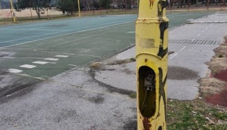 Otvorena kutija za struju na banderi kod OŠ "Majšanski put"