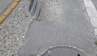 Biciklistička staza u centru grada (vire kablovi)