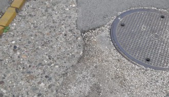 Biciklistička staza u centru grada (vire kablovi)