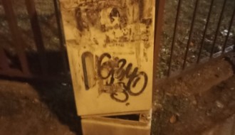 Nezaštićena kutija sa žicama i strujom pored "Zmaja"
