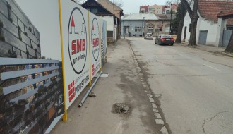 Iščupan znak danima stoji na trotoaru (Partizanskа ulicа)