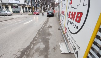 Iščupan znak danima stoji na trotoaru (Partizanskа ulicа)