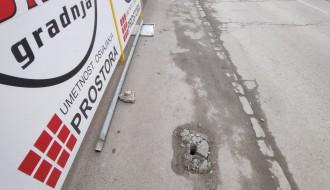 Iščupan znak danima stoji na trotoaru (Partizanskа ulicа)