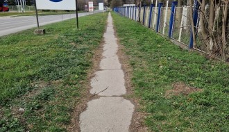 Neodržavan trotoar na Beogradskom putu