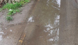 Poplavljen trotoar na uglu ulica Braće Majer i Tolstojeve