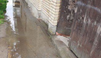 Poplavljen trotoar na uglu ulica Braće Majer i Tolstojeve