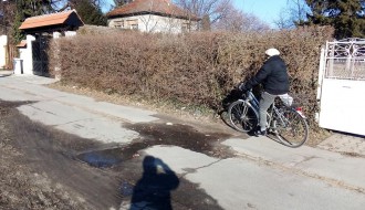 Opasna rupa na prometnoj pešačkoj i biciklističkoj stazi na Paliću