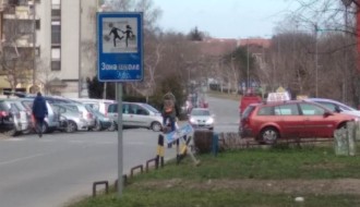 Izvaljen saobraćajni znak za pešački prelaz u zoni škole