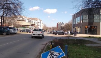 Izvaljen saobraćajni znak za pešački prelaz u zoni škole