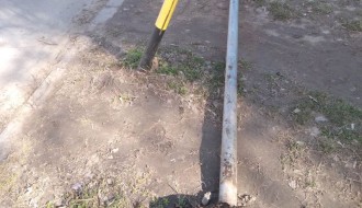 Izvaljen saobraćajni znak za pešački prelaz u zoni škole