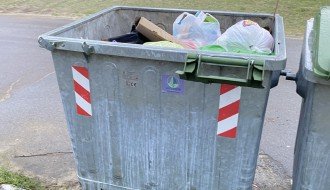 Polomljen poklopac od kontejnera (Hrastova ulica)
