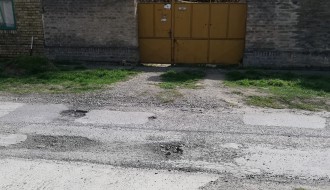 Uništen kolovoz u Ulici Marije Bursać