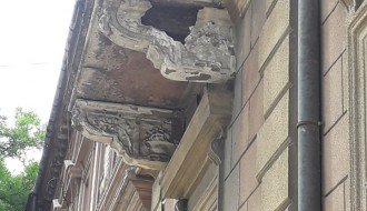 Nebezbedan balkon na objektu u Đure Đakovića 11