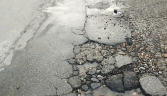 Udarne rupe u Ulici Šandrora Lifke