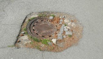 Poklopac kanalizacije urušen (Braće Radić 156)