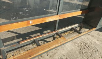 Propala klupa na autobuskoj stanici kod Lifke