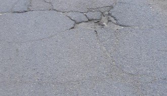 Ogromne rupe duž ulice Isidore Sekulić