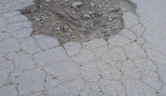 Ogromne rupe duž ulice Isidore Sekulić