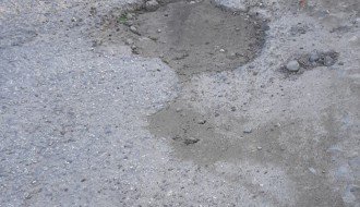 Ogromne rupe duž ulice Isidore Sekulić