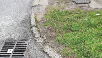 Oštećen ivičnjak u Ulici Staniše Neorčića