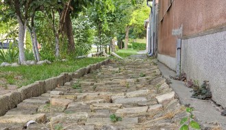 Trotoar po kom se ne može hodati u Novom selu