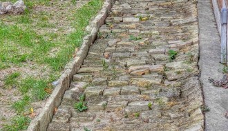 Trotoar po kom se ne može hodati u Novom selu