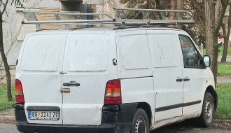 "Ničiji" kombi zauzima parking