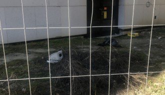 Ružno i nebezbedno u prolazu ulice Ive Vojnovića (iza zgrade pozorišta)