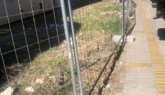 Ružno i nebezbedno u prolazu ulice Ive Vojnovića (iza zgrade pozorišta)