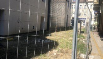 Ružno i nebezbedno u prolazu ulice Ive Vojnovića (iza zgrade pozorišta)