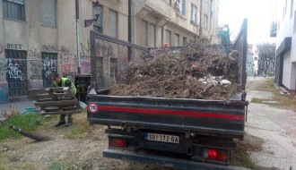 Ružno i nebezbedno u prolazu ulice Ive Vojnovića (iza zgrade pozorišta)