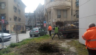 Ružno i nebezbedno u prolazu ulice Ive Vojnovića (iza zgrade pozorišta)