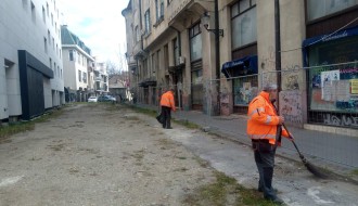 Ružno i nebezbedno u prolazu ulice Ive Vojnovića (iza zgrade pozorišta)