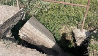 Tri dana nakon urušavanja dela mosta na kanalu- samo džak i prsluk u znak upozorenja