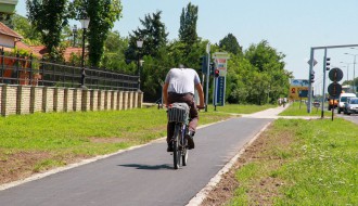 Biciklistička staza prema Paliću nedovršena, rupe posute kamenčićima