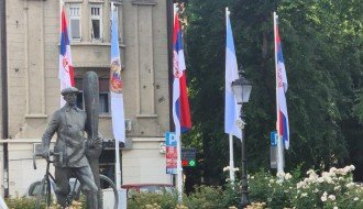 Zapuštene zastave kod Sarićevog spomenika