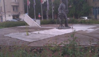 Zapuštene zastave kod Sarićevog spomenika