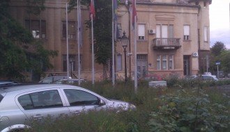 Zapuštene zastave kod Sarićevog spomenika