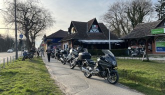 Parkirani motori na biciklističkj stazi