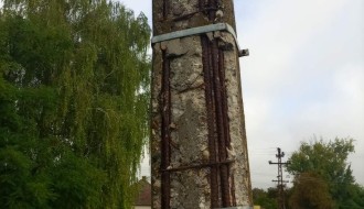 Gornji Tavankut-rastinje pored puta, nema uličnih svetala i losa bandera