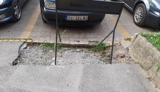 Neugledna javna površina ispred zgrade u centru grada
