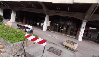 Neugledna javna površina ispred zgrade u centru grada