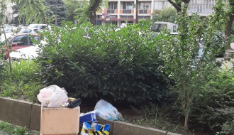 Neugledna javna površina ispred zgrade u centru grada