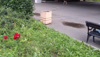 Neugledna javna površina ispred zgrade u centru grada