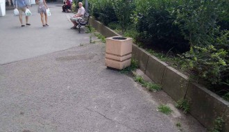 Neugledna javna površina ispred zgrade u centru grada