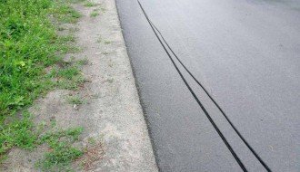 Telefonski kablovi vise skoro do poda (Hrastova ulica)