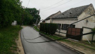 Telefonski kablovi vise skoro do poda (Hrastova ulica)