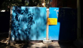 Neobeleženo gradilište na sredini Ulice braće Radić